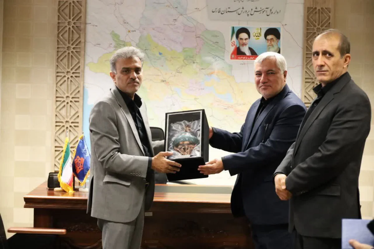 همت والای بیش از ۳۱ هزار معلم و دانش آموز  در حمایت از دانش آموزان نیازمند فارس