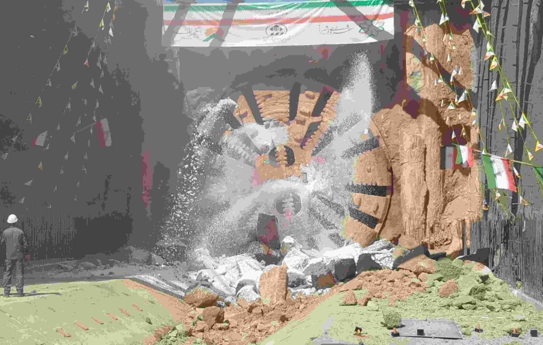 خروش حفار مکانیزه مترو شیراز در ایستگاه شهید بهشتی