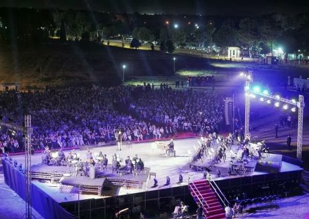 فیلم | کنسرت علی رضا قربانی در تخت جمشید