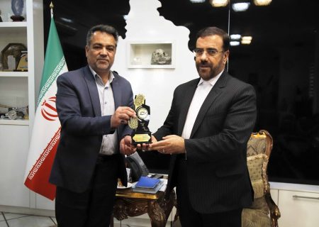 اعطای نشان ویژه سقای افتخاری به استاندار فارس