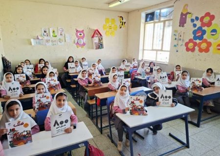 توزیع ویژه‌نامه یلدایی شرکت فولاد غدیر نی‌ریز