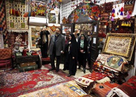 بازار هنر؛ پیود دهنده گردشگران با محصولات صنایع دستی