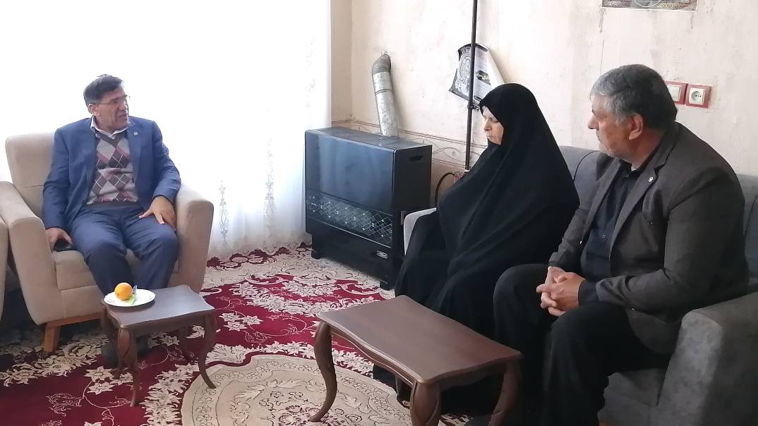 دیدار مهندس محمودی با خانواده شهدای مخابرات فارس