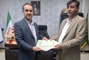 اهدای اسناد مالکیت تک برگ شهرک صنعتی کازرون به مدیرعامل شرکت شهرک های صنعتی فارس