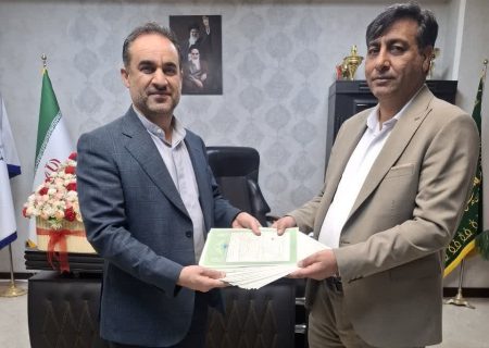 اهدای اسناد مالکیت تک برگ شهرک صنعتی کازرون به مدیرعامل شرکت شهرک های صنعتی فارس