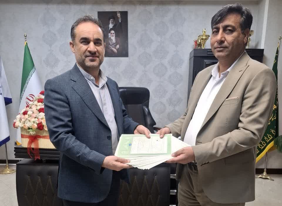 اهدای اسناد مالکیت تک برگ شهرک صنعتی کازرون به مدیرعامل شرکت شهرک های صنعتی فارس