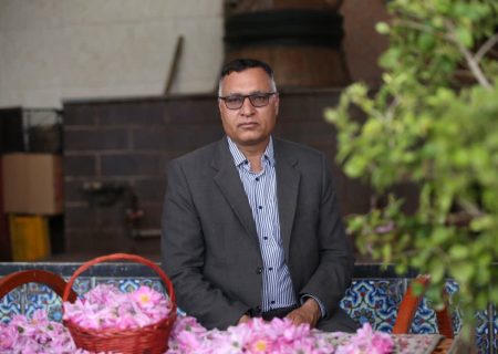 شست و شوی خانه خدا و آستان های مقدس حسینی و رضوی با گلاب میمند / گلابگیری گردشگران در مجموعه بومگردی دونیسا 