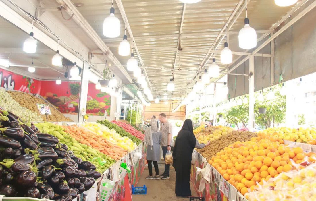 تأمین امنیت غذایی شیراز در شرایط جنگی؛ توزیع ۲۴۷۲ تن میوه در ایام نوروز / فعالیت ۲۴ساعته میدان مرکزی