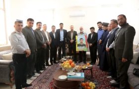 تکریم دختران شهدای جنگ رمضان در دیدار شهردار صدرا با خانواده‌های شهدا
