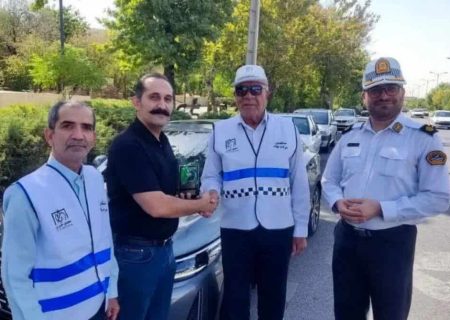 تقدیر از رانندگان قانون‌مدار در شیراز با اهدای «نشان مهربانی»/ بلوار شهید چمران صحنه تحسین نظم ترافیکی شد