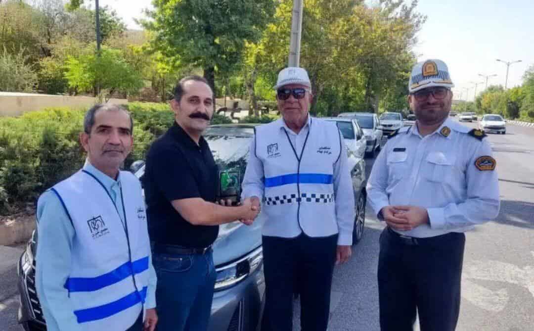 تقدیر از رانندگان قانون‌مدار در شیراز با اهدای «نشان مهربانی»/ بلوار شهید چمران صحنه تحسین نظم ترافیکی شد